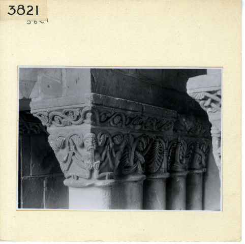 Angers : Détails des arcades romanes