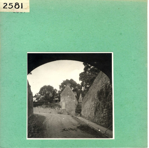 Durtal : Rue de la Primaudière prise sous l'arche d'entrée du château