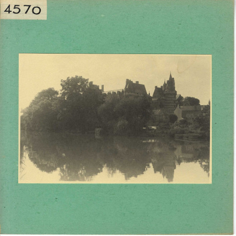 Durtal : Château vu du Loir