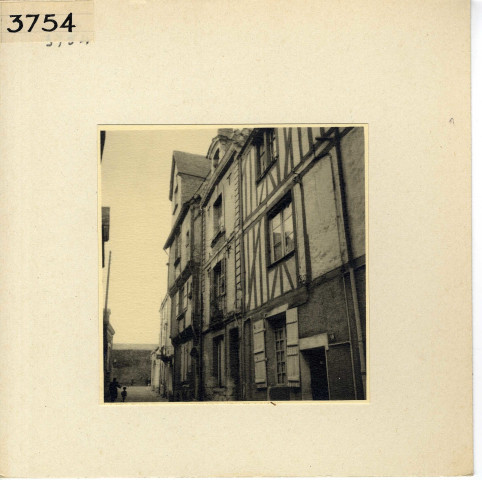 Angers : quartier de la Cité, rue saint-Aignan vers le château