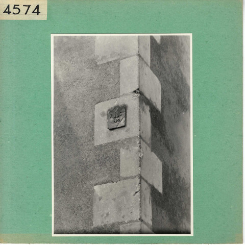 Baugé : Sculptures sur maison