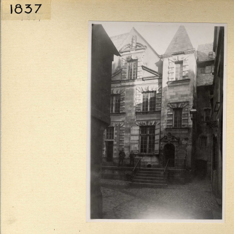 Angers : Ancien hôtel des Tourelles affecté au Mont de Piété, élévation antérieure du corps principal