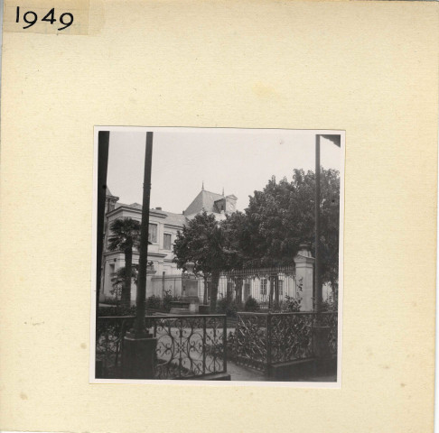 Angers : Arts et Métiers, cour de l'école