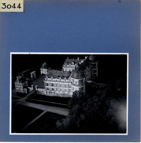 Saint-Georges-sur-Loire : Château de Serrant, vue aérienne