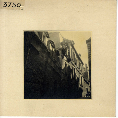 Angers : bas de la rue David d'Angers, vestiges de l'hôtel Cherouvrier (XVIIe s.) et façade de de l'hôtel Béguyer de La Tour (XVIIIe s.)