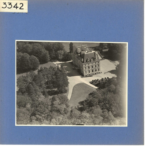 Cheviré-Le-Rouge : Château de La Roche-Hue (vue aérienne)