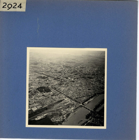 Angers : Vue aérienne de la rive gauche (au premier plan, gare Saint-Serge et usine électrique)