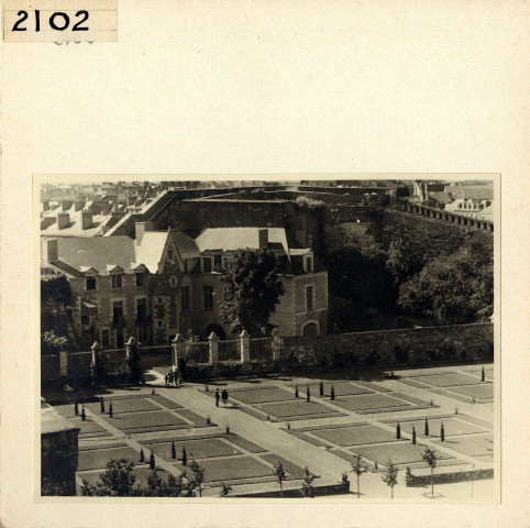 Angers : Cour et palais Gouverneur