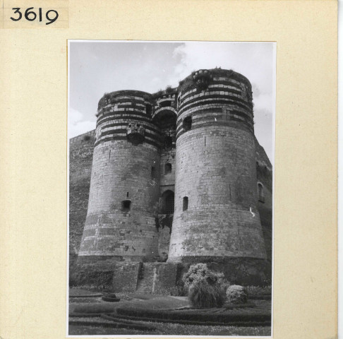 Angers : Tours au sol et fossés