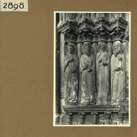 Angers : Cathédrale Saint-Maurice, détail des statues du portail