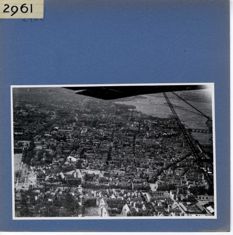 Angers : Vue aérienne de la rive gauche, vers l'aval (place Louis-Imbach au premier plan)