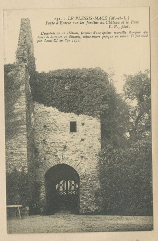 151. Le Plessis-Macé (M-et-L). Porte d'entrée sur les jardins du château et le parc