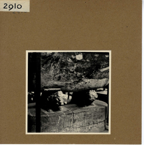 Angers : Cathédrale Saint-Maurice, détail du bénitier