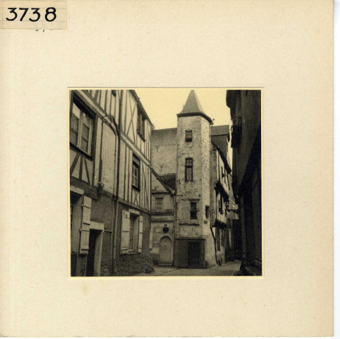 Angers : quartier de la Cité, rue Saint-Aignan, maison de la Tour ou du Croissant (XVe s.)