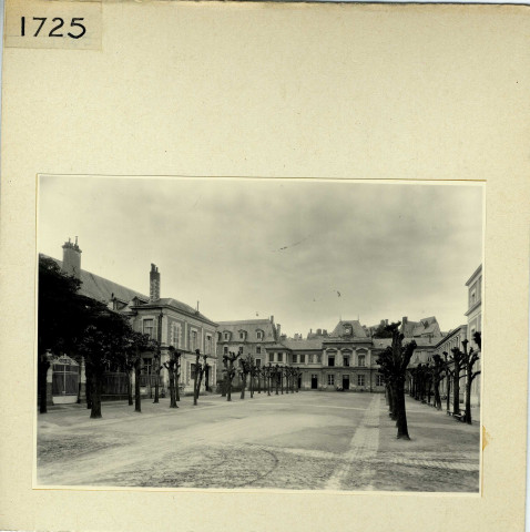 Angers : cour de l'école des arts et métiers