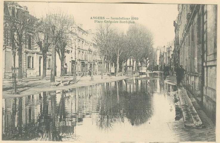 Angers. Inondations 1910. Place Grégoire-Bordillon