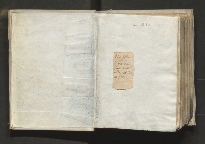 Recueil de traités de grammaire et de logique, dont la table en tête ; ce sont probablement les cahiers de cours de Jean Dabard, qui a écrit une grande partie du volume