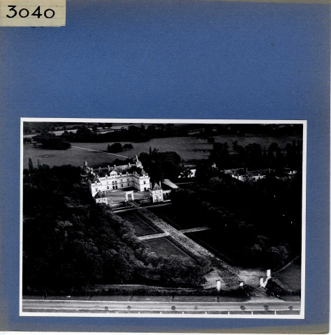 Saint-Georges-sur-Loire : Château de Serrant, vue aérienne