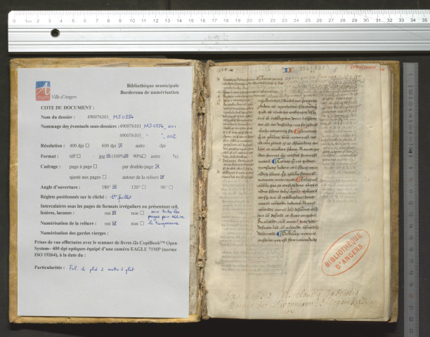 Justinien. Les Institutes, avec commentaire marginal peu étendu. Manquent le livre I et le début de II