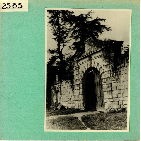 Cunault : Portail à côté de l'église