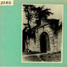 Cunault : Portail à côté de l'église