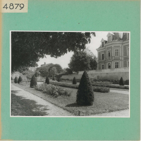 Saint-Florent-le-Vieil : Terrasse devant l'église