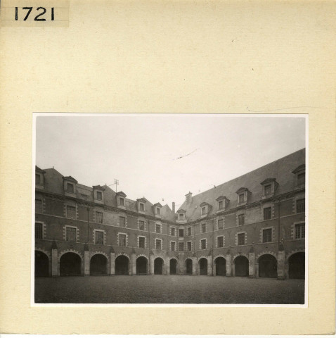 Angers : Cloître du Ronceray (Ecole des arts et métiers)