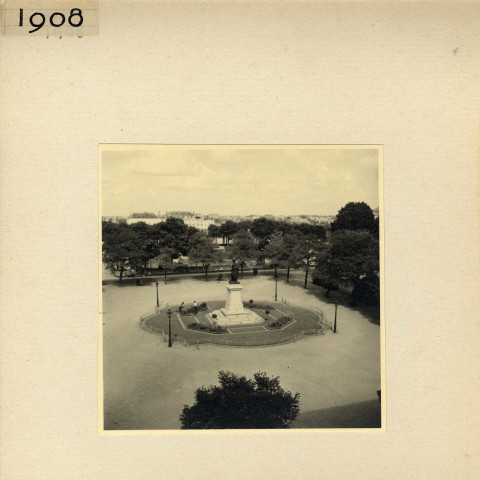 Angers : Place de Lorraine avec la statue en bronze de David d'Angers (réalisée par Louis Noël, 1880).