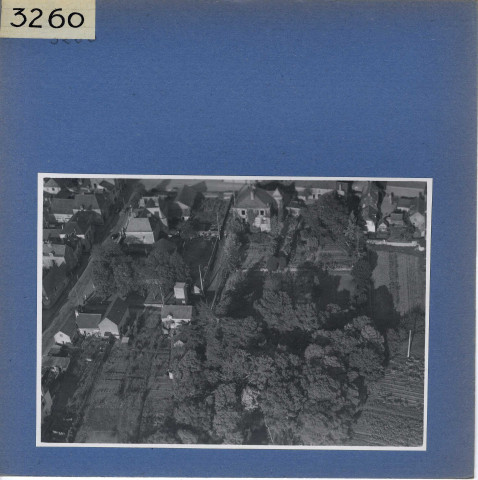 Denée : Le bourg, vue aérienne