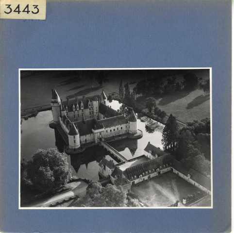 Ecuillé : Château du Plessis-Bourré, vue aérienne
