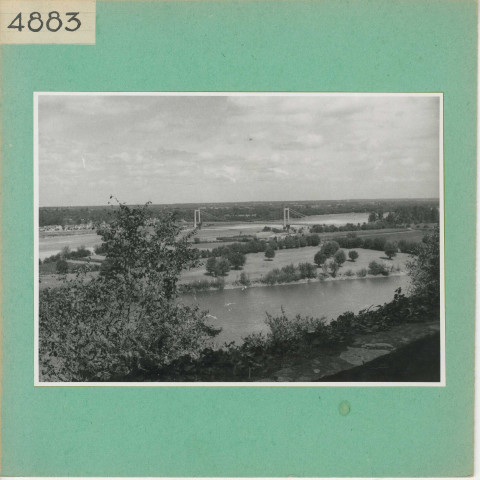 Saint-Florent-le-Vieil : Terrasse devant l'église