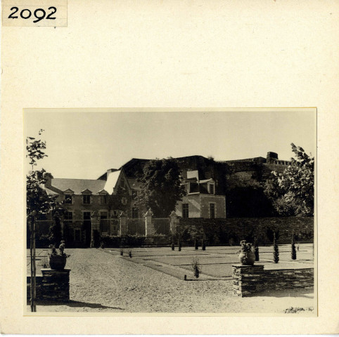 Angers : Cour et hôtel du Gouverneur