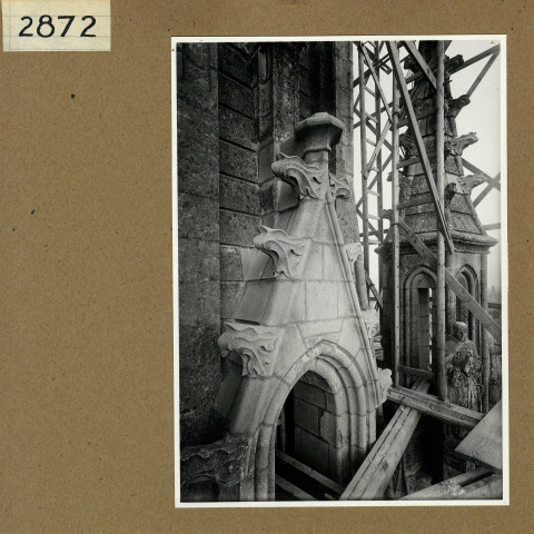 Angers : Cathédrale, détail des statues de la façade