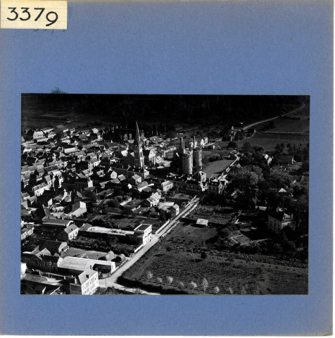 Martigné-Briand : Village et église (vue aérienne)