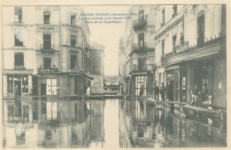 13. Angers inondé (Décembre 1910). La plus grande crue depuis 1711. Place de la République