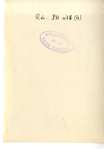 Cour du 32 rue des Carmes à Angers : vestiges de fenêtres ou portes romanes