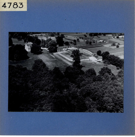 Fontaine-Guérin : Château du Dauphiné (vue aérienne)