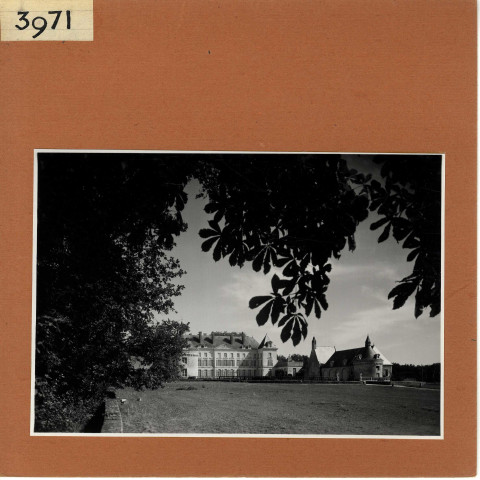 Mazé : Château de Montgeoffroy (vues extérieures au sol)