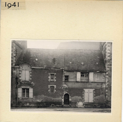 Angers : Place Saint Eloi, vieilles maisons