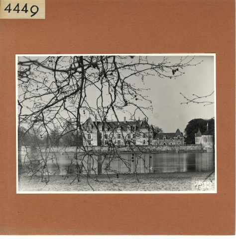 Chambellay : Château du Bois-Montboucher, lac et cygnes