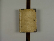 « Incipit vita sancti ac beatissimi patris Benedicti, cujus transitus celebratur festivitas XII kal. aprilis (titre en capitales de couleur, mêlées d'onciales). Fuit vir vitae venerabilis... » Livre II des Dialogues de S. Grégoire