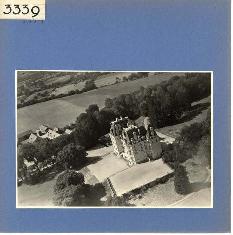 Cheviré-Le-Rouge : Château de La Roche-Hue (vue aérienne)