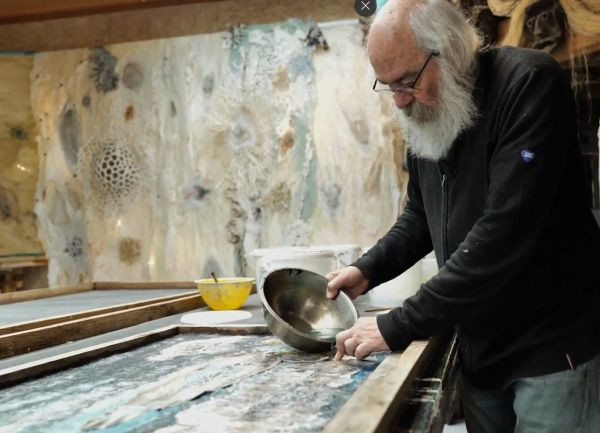 Dominique Rousseau dans son atelier en 2024