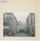 Angers : Rue Flore dans toute sa longueur et rue Chevreul. Porte de l'ancienne chapelle de l'Oratoire depuis église Notre-Dame. A gauche, sacristie attenante à l'édifice.