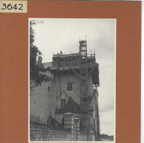 Montsoreau : Echafaudage extérieur
