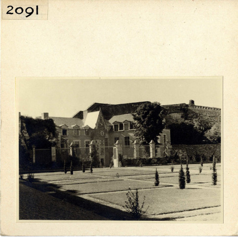 Angers : Cour et hôtel du Gouverneur