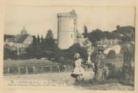 80. Tour de Trèves (M-et-L) La Tour et l'église. Restes de l'important château-fort du XVe siècle