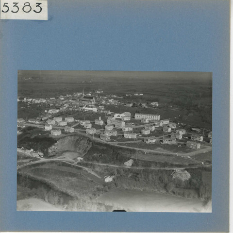Saint-Crespin-sur-Moine : Le bourg, vue aérienne