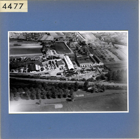 Angers : usine des Verreries mécaniques de l'Anjou, situées à Eventard, avec la voie de chemin de fer de raccord vers la gare Saint-Serge (vue aérienne)