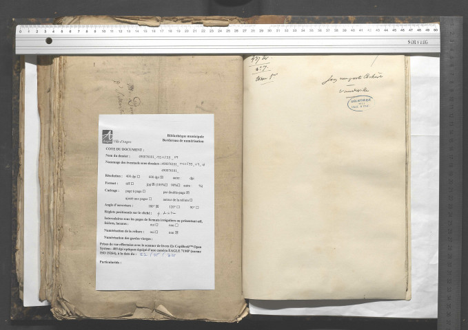 Sous la porte cochère